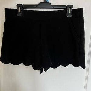 Short scallops black shorts